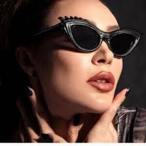 La femme en noir Alien xenomorph cat eye sunglasses